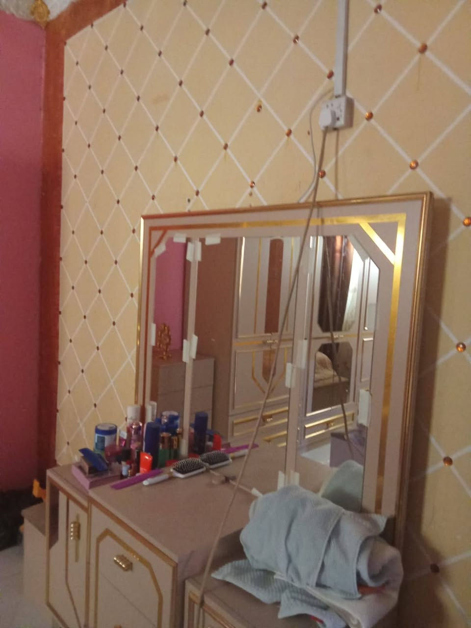 بيت للبيع الجزيرة الفيروزية الجسر الثاني شارع الصورة التبليط
 طابو صرف زراعي سند ب25 المساحة 210 بناء 2017 مسلح ونضيف يحتوي على ثلاث غرف نوم وغرفة بالطابق الثاني يحتاجلهة بس صبغ بيت مال عائلة جبيرة 
السعر 60 مليون 
***********
