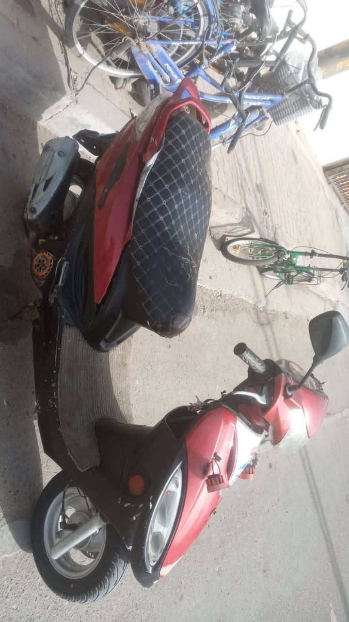 موطور للبيع السعر 250الف شارع الملعب رقم الهاتف ***********
