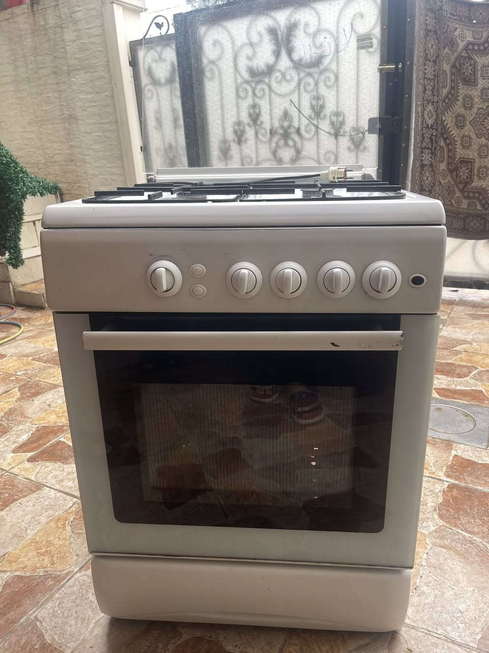 طباخ شغال والفرن شغال سعره 75 
للاستفسار ***********
يوجد واتساب
