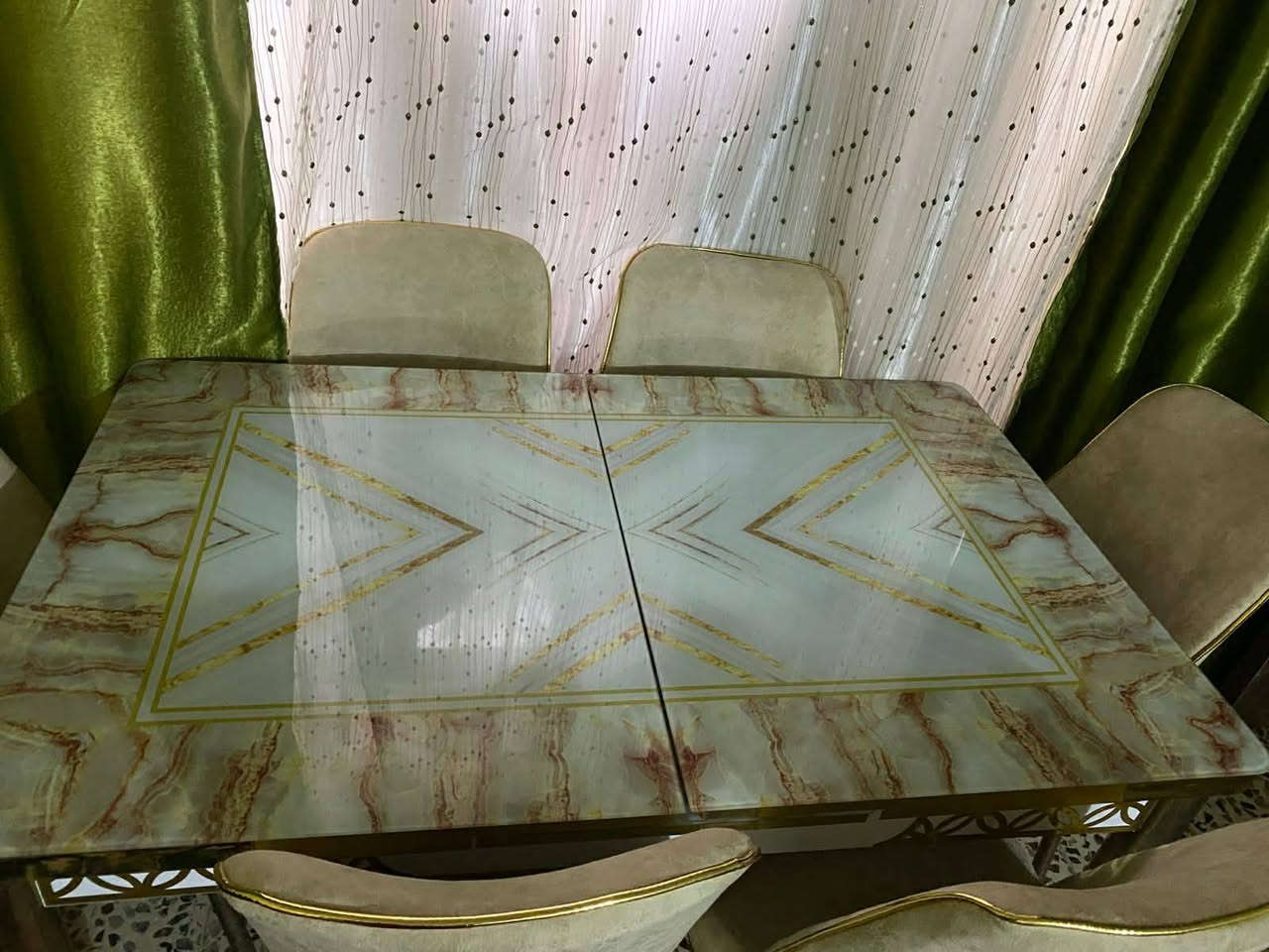 السلام عليكم 

ميز طعام ست كراسي سحب يتكبر ويتصغر ما مستخدم السعر 200 بي مجال 

ميز بلازمه مستخدم شي قليل نضيف السعر 100 

عنوان حي الجمعية 
هاتف 📞 ***********
