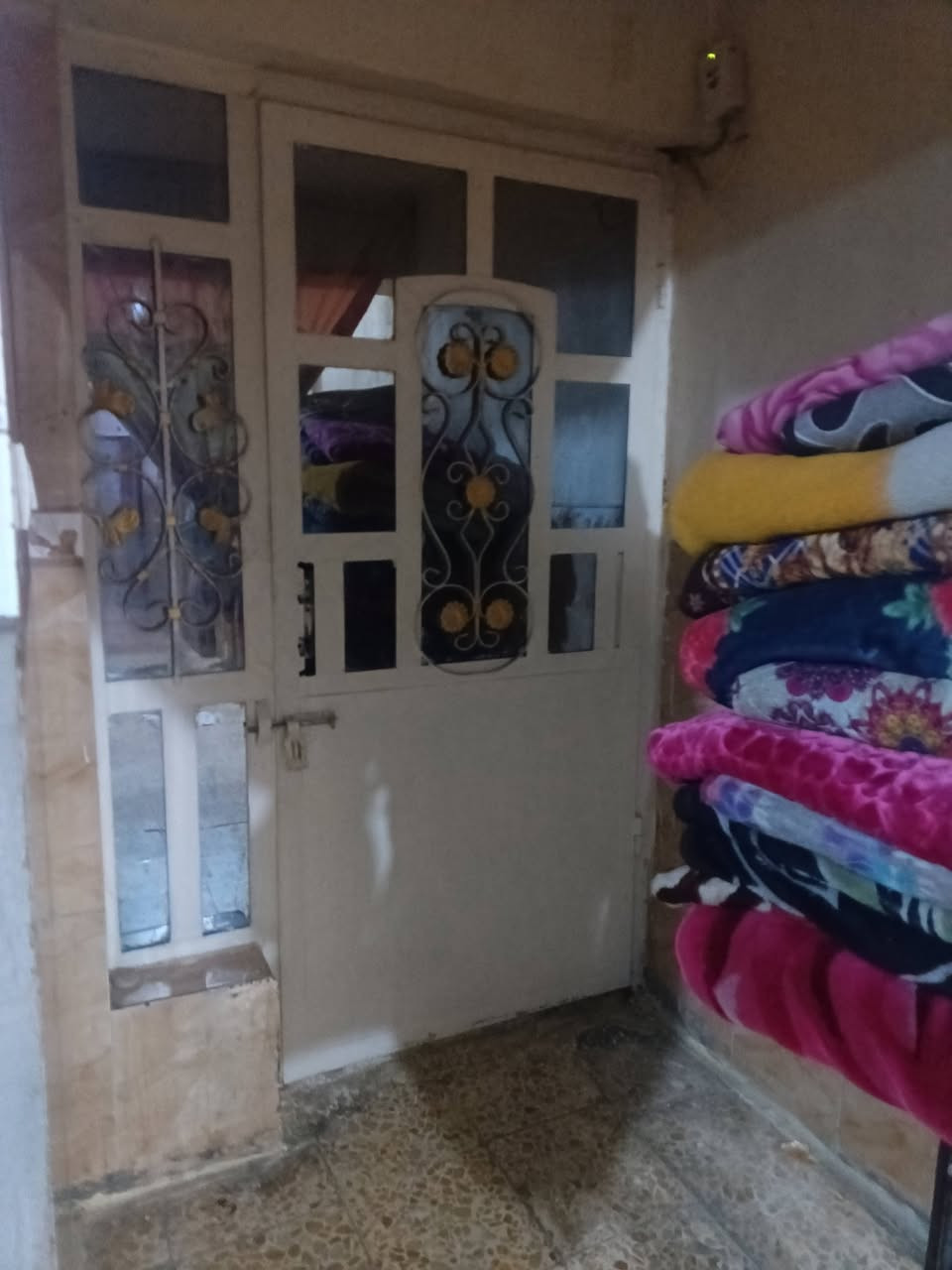 بيت للبيع 200 متر قاط ونص لبيت مفول لا رطوبه ولا كلشي لبيت صب مسلح جوه غرفه وصاله ومطبخ وديوانيه ولقاط لثاني غرفتين ومرمر وبي محل لبيت ركن بل الفين شارع سعد المضمد السعر 105 اتصال ***********
