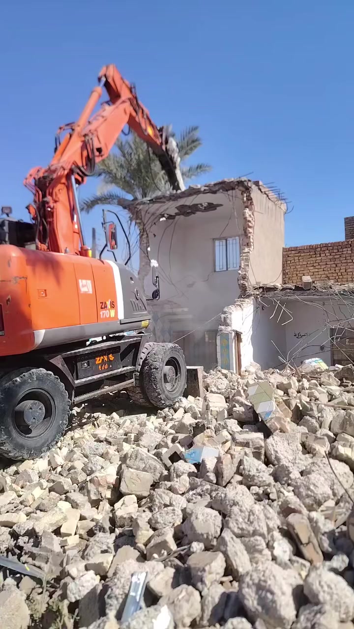 تفليش وقطع البيوت القديمه بموادها مع تعديل الارضيه ***********
