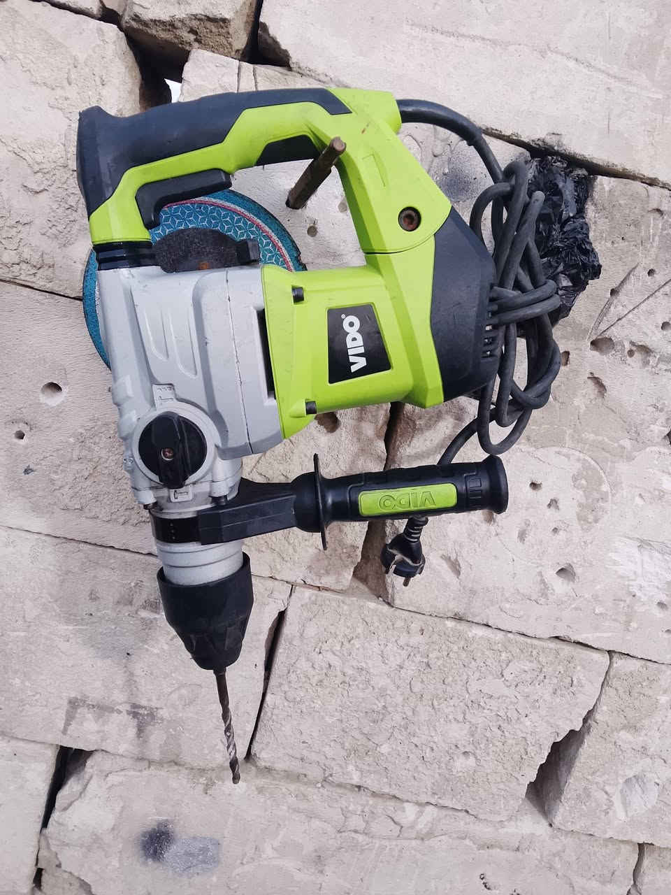 السلام عليكم.
 الاسعار والتفاصيل مذكوره داخل الصور 
دريلات همر وكسارات مستخدم قليل وشرط الفحص 
يوجد توصيل لكفافه محافظات العراق وبغداد 5 آلاف 
*********** يوجد واتساب
