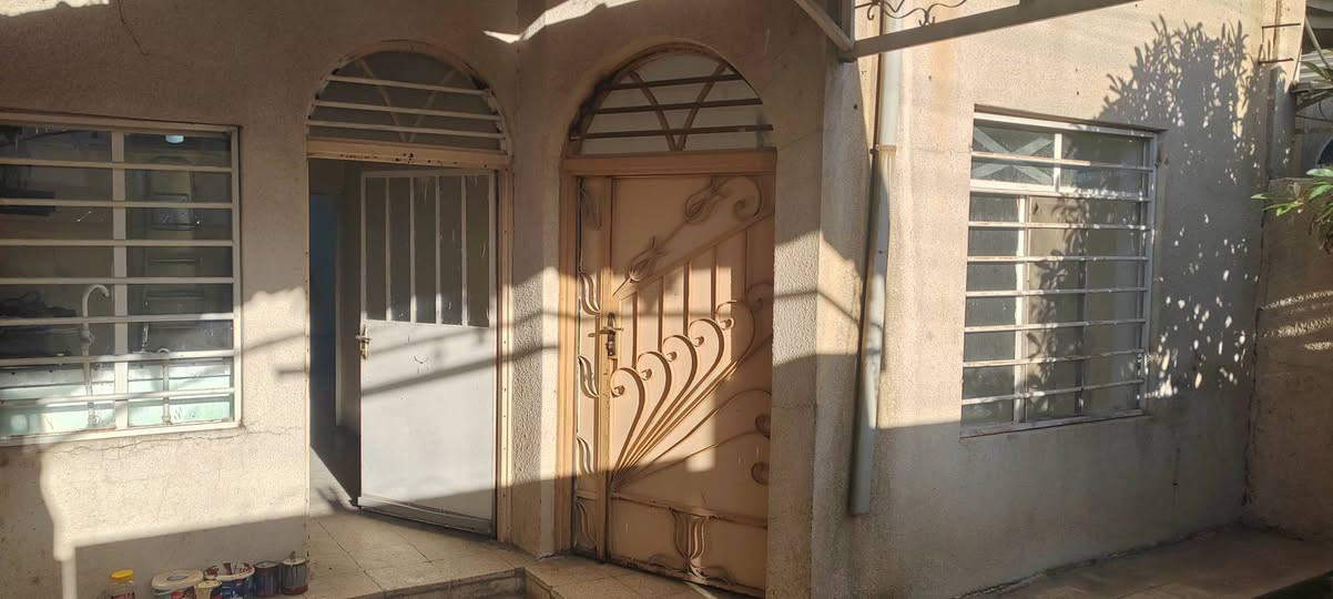 دار للايجار في حي الميثاق ١٥٠ متر طابق واحد كراج وحديقه واستقبال وهول عدد٢ وغرف نوم عدد٢ ومطبخ وصحيات وترك قريب سوق الميثاق و على جامع بر الرحيم للاتصال ***********
