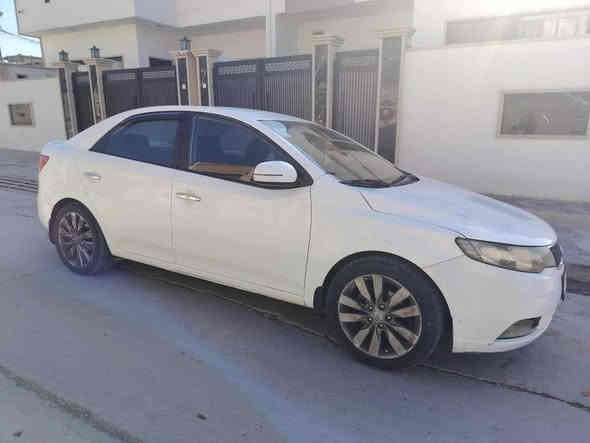 السلام عليكم سيراتو موديل 13 سنويه او هزه جديده كابون بانزين بيها مكانين بارد صدر جديد تايات جديده ماشيه 260 الف السياره حلوه بدون شخوط او رصعات ***********
