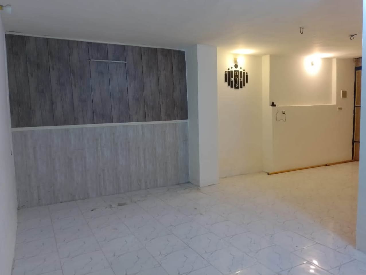 ‏بيت إيجار طابق أرضي بنا حديث يحتوي على غرفة وصالة مطبخ خدمات مكان المهدية الثالثة السعر 550 وبي مجال بسيط اتصال على أرقام المكتب ***********￼

