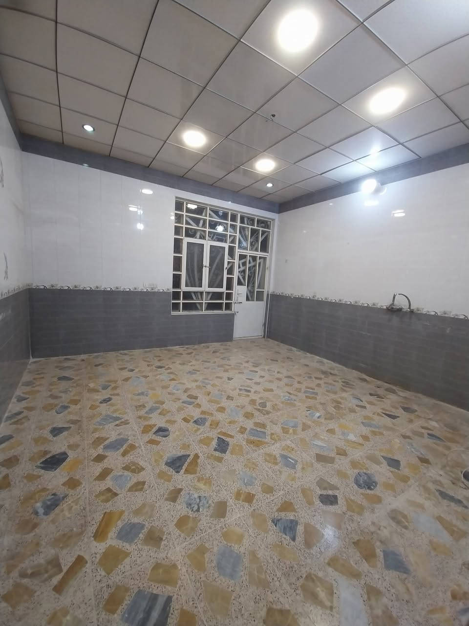 غرفتين وصاله واستقبال ومطبخ وصحيات داخلية وخارجية وحديقة السعر 275 قابل للتفاوض او مراوس بيت او عرصة للإستفسار الاتصال ***********  او مراجعة مكتب السهلاوي سايدين شريط حي ميسان مجاور صيدلية النعم نستقبل كافة العروض على الرقم المذكور اعلاه
