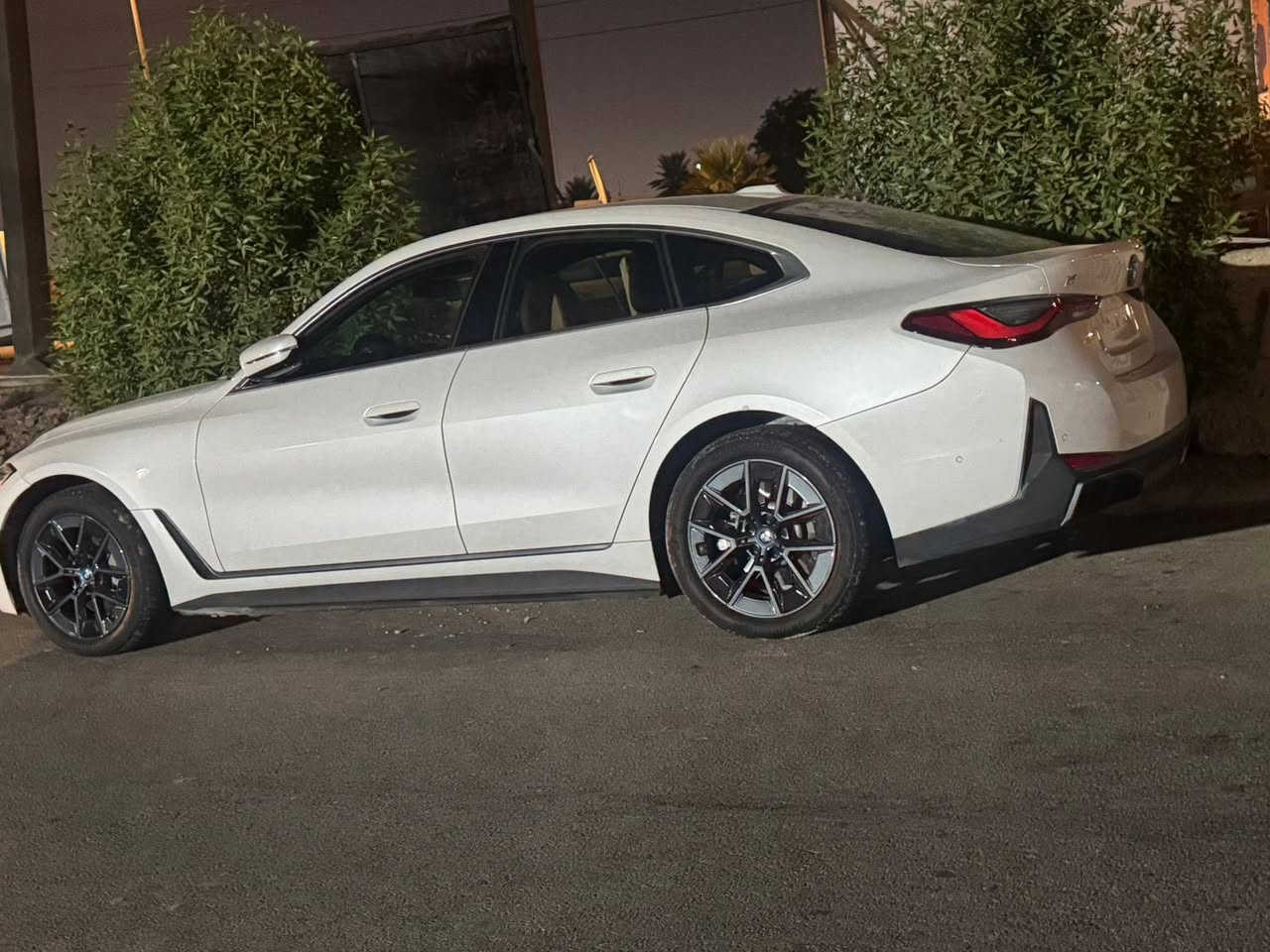 للبيع: BMW i4 eDrive35 موديل 2024
• الموديل: 2024

 • الممشى: 19,000 كم فقط

 • اللون: أبيض

 • الحالة: نظيفة جداً / شبه جديدة

⚡ المواصفات الفنية

 • محرك كهربائي بالكامل (BMW eDrive)

 • القوة: 286 حصان

 • العزم: 400 نيوتن متر

 • نظام الدفع: دفع خلفي (RWD)

 • التسارع من 0 إلى 100 كم/س: حوالي 6 ثواني

 • اس  ￼

🔋 البطارية والمدى

 • سعة البطارية: حوالي 70.2 kWh

 • المدى بالشحنة الكاملة: حوالي 400 – 480 كم حسب الاستخدام

 • شحن سريع DC: حتى 180 kW

 • شحن منزلي AC: حتى 11 kW  ￼

🛋️ التجهيزات الداخلية

 • شاشة BMW Curved Display الرقمية الكبيرة

 • نظام BMW Live Cockpit Professional

 • شحن لاسلكي للهاتف

 • مساعد صوتي ذكي BMW Intelligent Personal Assistant

 • إضاءة داخلية Ambient Light

 • مقاعد رياضية مع تحكم كهربائي وذاكرة للسائق  ￼

🌟 التجهيزات الخارجية

 • مصابيح LED أمامية وخلفية

 • سقف زجاجي (بانوراما)

 • جنوط رياضية 18 أو 19 إنش

 • 

السياره مرقمه وجاهزه

العنوان حي الخضراء بغداد

 السياره شحن شباب

الاتصال ***********
