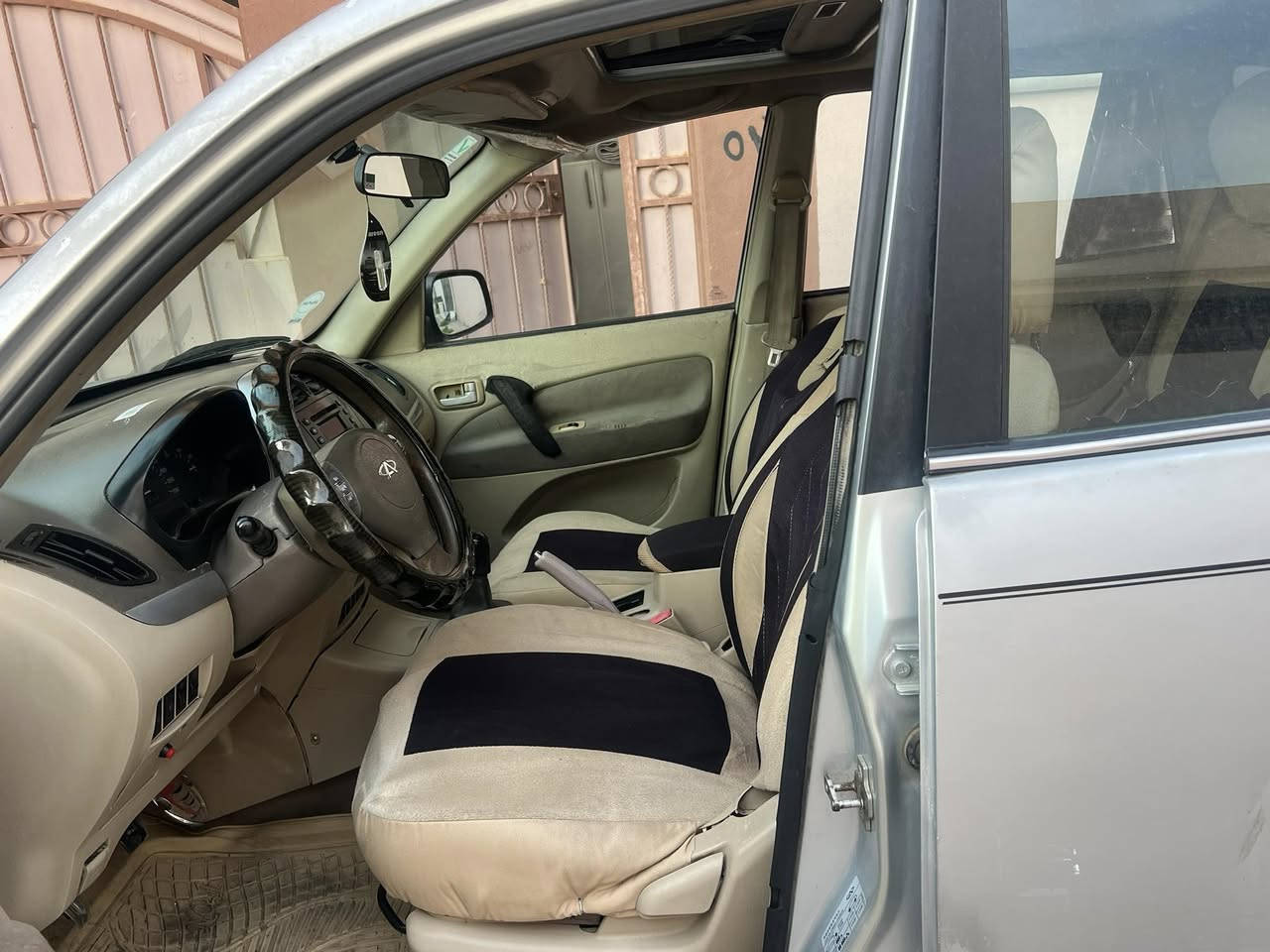 Chery tiggo 2011
بۆ فڕۆشتن گێڕ حادی 
گێڕو مەکینە بەشەرت 
دەعموو لێدراو بەشەرت 
سەیارەکە ساخە 
سڵایدە دو کوشن هیتەر 
نرخی ٣٤ مەجەل
ژ.م ***********
شوێن  رانیە
