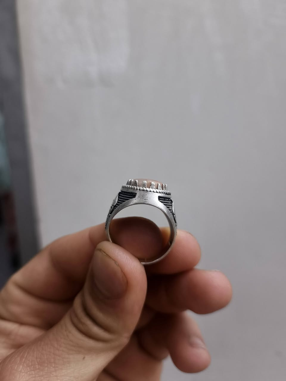 السلام وعليكم شباب عقيق يماني اصلي قيم باليرضي الله وتدلل *********** متواجد واتساب
