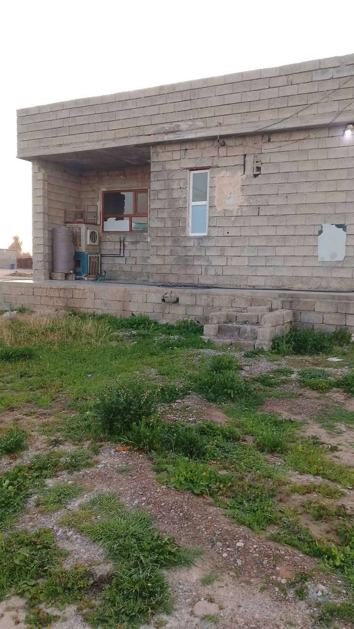 السلام عليكم بيت للبيع ومع  البيت دونم للبيع قريب على السايدين حارة السلمان البراهيم بيت اكرم السلمان المبلغ المطلوب 65000000 وبيها مجال يتكون البيت من  غرفه 5×4 وربعه سته في اربعه ومطبخ وغرفة صحيات والدرج وممر سته في مترين ***********
