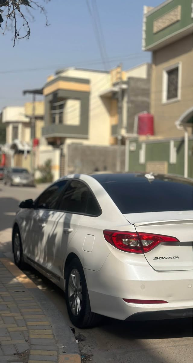 السلام عليكم هيونداي سوناتا 2017 وارد كندي بدون ما امدح بحلالي بس تجي وتحكم على  السيارة شلون نظيفة 
السيارة انظف سوناتا بالعراق  من ناحية لا شخط ولا بارد  فقط رصعة بالجاملغ الخلفي كد اصبع 
السيارة مدخلها على ايدي زيرو بسنة ال ٢٠١٧ مكينة وكير كفاله  حدادية تبريد كلها كفاله. 
السيارة بيها صبغ  فقط المدكر الامامي وشوي من البنيد باقي السيارة كفاله كلششش
الجناية يعرفون الفرق بين الامريكي والكندي
السيارة دواخل عسلي 
شاشة حجم كبير 
شفتات ستيرن
رادار امامي خلفي 
حساسات خلفي وامامي 
السيارة بيها هواي مواصفاات 
+ عليها تضليل اصلي من شركة هيونداي وشرط بيها وصل ضمان ١٠ سنوات سعر التضليل ٥٠٠ دولار 
بكيفك تريد تشيله تخلي براحتك 
السيارة تخبل احلى من الصور 
رقمها اربيل تريد تحويل او وكالة 
مكان السيارة. البصرة ياسين خريبط 
رقم الهاتف ***********
سعرها 128 وبيها مجال حك الجية البصرة, العراق
