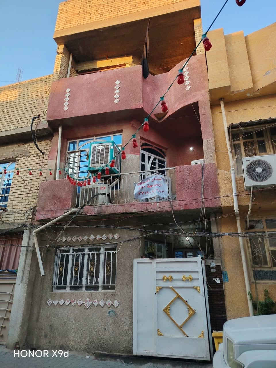 للبيع بيت، بمساحة 50 متر مربع، أبعاد 5 × 10 متر.
يتكون من 3 طوابق، والطابق الثالث هيكل.
يقع قرب الشارع الغربي، يبعد 7 بيوت فقط عن الشارع الغربي.

للاستفسار ومعرفة التفاصيل، يرجى التواصل على الخاص. ***********
