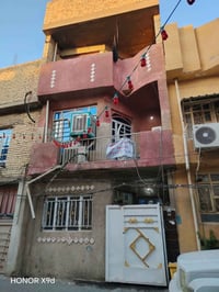 للبيع بيت، بمساحة 50 متر مربع، أبعاد 5 × 10 متر. يتكون من 3 طوابق، وال...