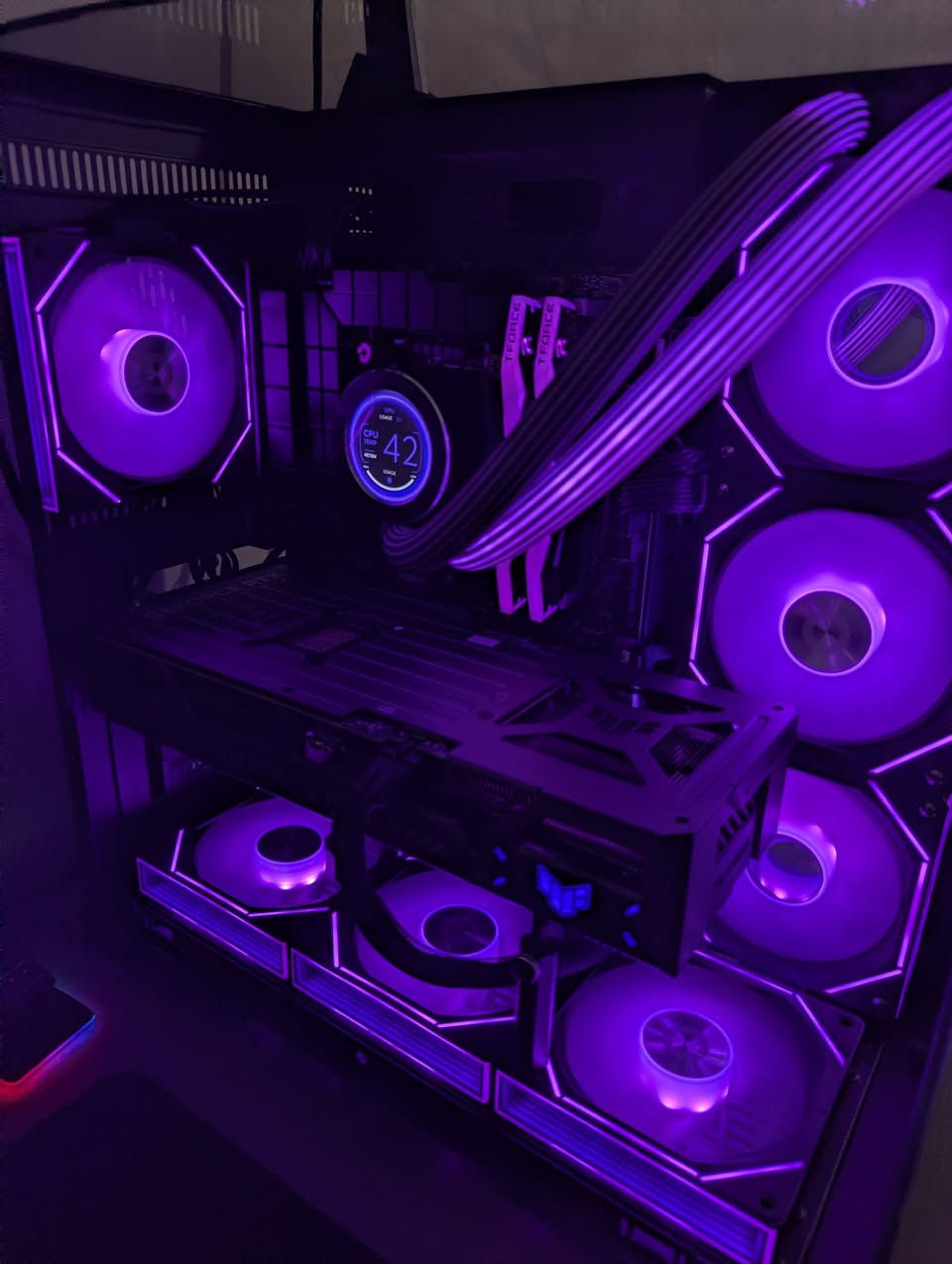 السلام عليكم سيت اب كامل 
ال pc High end + شاشة 2K ips 180hz + يو بي اس UPS + و ماوس و ماوس باد + كيبورد 

مواصفات PC 

GPU : Asus TUF Gaming RTX 5070 12GB GDDR7

CPU : INTEL I7 13700K

COOLER : SAMA SM360MM DISPLAY LCD ARGB

M.B : ASUS TUF GAMING B760-PLUS WIFI + BLUETOOTH

RAM : DELTA ASUS TUF Gaming RGB DDR5 32GB (2*16) 6000Hz

M.2 NVME : LEXAR 1TB 

PUS : FSP VITA GM 850W 80 PLUS Gold Fully Modular PCIe 5

CASE : GAMEMAX INFINITY PRO 7 FANS ARGB WITH HUB FAN

يو بي اس UPS FARBER 2500VA 

شاشة SAMSUNG G5 LS27 حجم 27 flat و دقة 2K و بنل IPS و 180Hz

ماوس وايرلس Attack shark X6 WIRELESS

كيبورد وايرلس AULA F75 Mechanical WIRELESS

الpc نظيفة و استخدام قليل

ابيع كامل 
سعر 3 ملايين و 200 الف

مكاني بغداد


**إذا كنت صاحب هذا الإعلان وتريد حذفه لأي سبب، رجاءا أرسل رسالة إلى الدعم الفني**