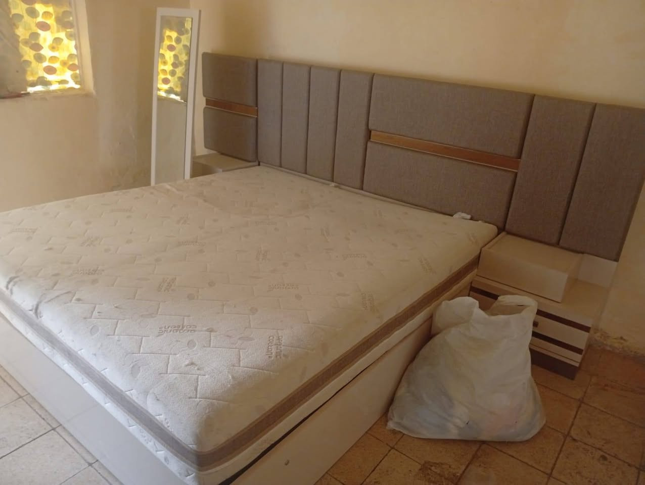 السلام عليكم غرفه تركيه 7قطع نجاره الاصليه  القويه + الفراش  صارلي اسبوعين من ماخذه  اخت  الجديده بعدها بل لايلون شخط ما بيها بل حقيقه احله من الصور معروضه ب  مليون و 200 وبيها مجال الله شاهد بعدها جديده بل جيس الرقم ***********
