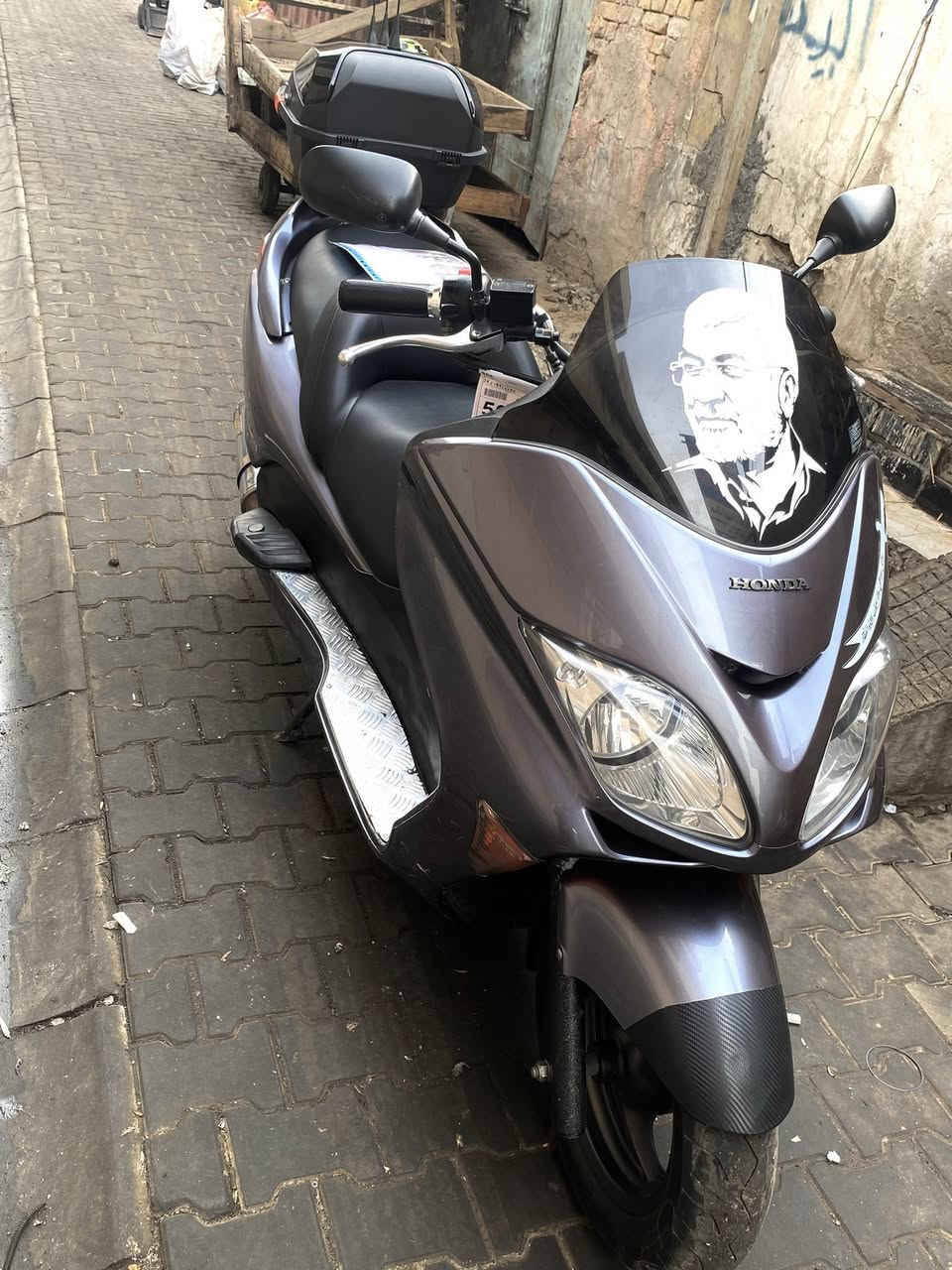 السلام عليكم  (هوندأ فورزة 0/8)  الدراجة مال مزاد داخله من الخارج من اليابان دخلت للعراق ب 2021 اوراق المزاد موجودة يمي واوراق الدراجه الرسميه هم يمي الدراجة النضافة (99‎%‎) بدون حادث عليها تريب مثل صندوك والصندوك من دوس بريك بي بكلايت يشتغل الدراجه عليها ادامه تخم تاير ياباني اصلي كفر ومكينه ودبلات وشاصي وكهربائيات كفاله عامه اكفلكياها صبغ مابيها قطره. اي ستفسار خابرني واني خادم متواجد وتساب واتصال ع رصيد رقمي (*********** ) (السعر مليون ونص )رجاء اذا متعرف بالدراجات ونضافتهان واسعارهم لا تكسر بيها بعدين الدراجه بحالت الوكاله حته الكتلوك وورقت المزاد وياها  (مكاني بغداد _ شارع فلسطين)
