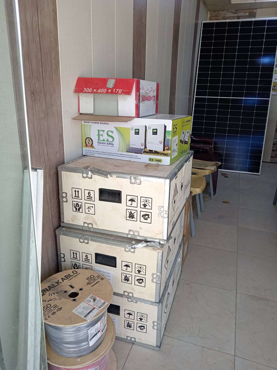 تم بفضل الله تعالى وصول مجموعه من البطاريات والانفيرترات والالواح الشمسية لتجهيز الزبائن بمنظومات طاقه شمسيه حسب الطلب وبأنسب الأسعار ***********
