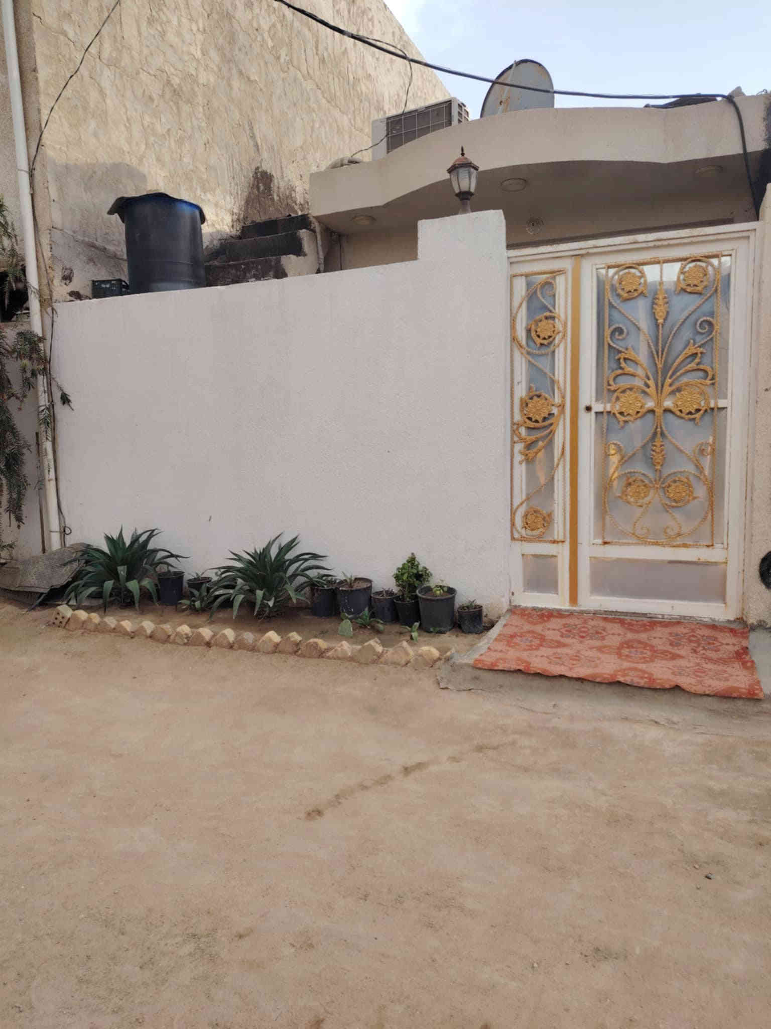 بيت حديث طابق واحد بمساحة80 متر سند 25 اقرار محكمه مباشر بأسم المشتري يحتوي ع غرفة نوم مع صاله واستقبال ومطبخ  مع مجاميع صحيه عدد2-- العنوان كربلاء شارع السيده زينب شارع ابو ماشه خلف مطبخ العتبه بسعر 55 للاستفسار ***********
