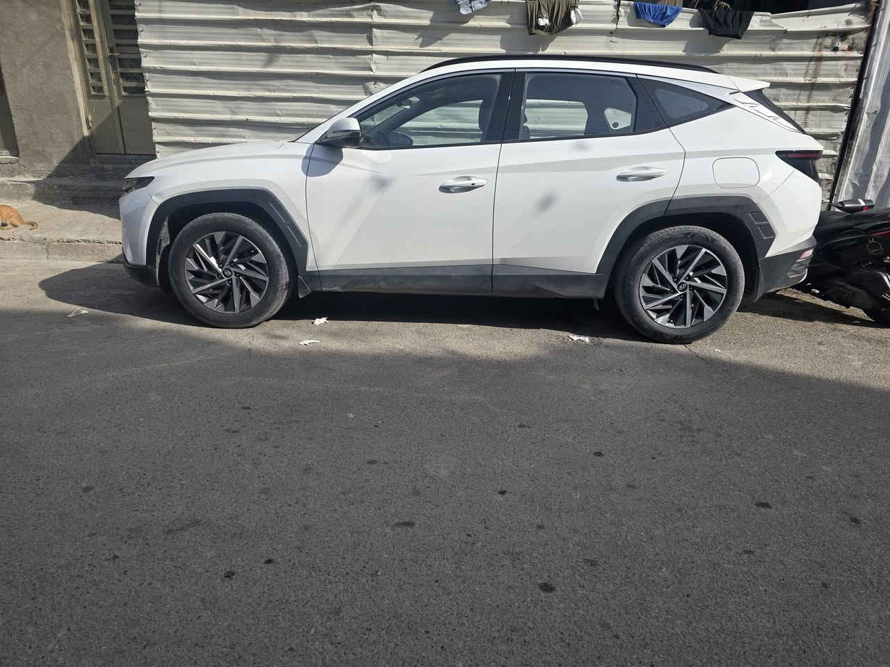 توسان موديل ٢٢ خليجي رقم بغداد ماشية ٥١ الف قابل للزيادة مكفولة بيها طخات خفيفة بالجنطة واضحات بالصورة ٢٠٥ وبيها مجال او مراوس بسبورتج حديث ***********
