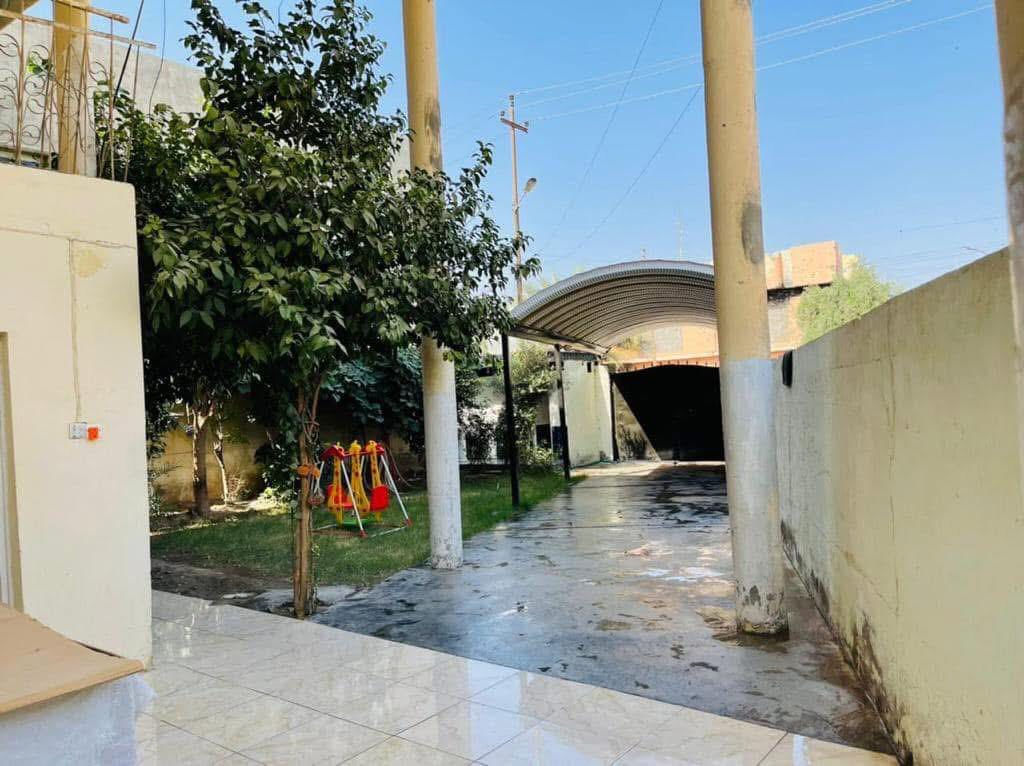 دار للبيع ويرهم مراوس حسب القناعة  المساحة 360 متر طابقين ركن على شارع20 متر  العنوان  شارع عشرين حي الشرطة الشارع الفاصل بينا شارع عشرين والملعب  
الاستفسار 
*********** 
+964 790 696 0618
