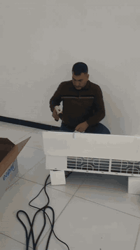 #لوكا_لصيانة_التكييف علاء محمد علي 

تنصيب مجموعة من سبلت ميديا2طن
ضاغط استوائي (T3) في بعض الموديلات يتحمل درجات حرارة تصل إلى \(65-67\) درجة مئويةأنابيب نحاسية بنسبة \(100\%\)مكثف ومبخر بطلاء أزرق مقاوم للصدأميزة التنظيف الذاتي فلتر لتنقية الهواء (فلتر مزدوج أو تقنية اليونايزر)إعادة التشغيل التلقائي بعد انقطاع التيار الكهربائي مستوى ضوضاء منخفض في الوحدة الداخلية الأبعاد (قد تختلف حسب الموديل) الوحدة الداخلية: حوالي \(1100\times 351\times 242\) ملم الوحدة الخارجية: حوالي \(946\times 810\times 410\) ملم الضمان تختلف فترات الضمان حسب الموديل والوكيل، لكنها قد تكون لمدة ٥ سنوات على الضاغط و٣ سنوات على باقي الأجزاءتتوفر صيانة مجانية في بعض الحالات ٠٠
#نصمت__وعملنا__يتكلم 
#للإستفسار👇
📱Whatsapp: 0770 261 0327
