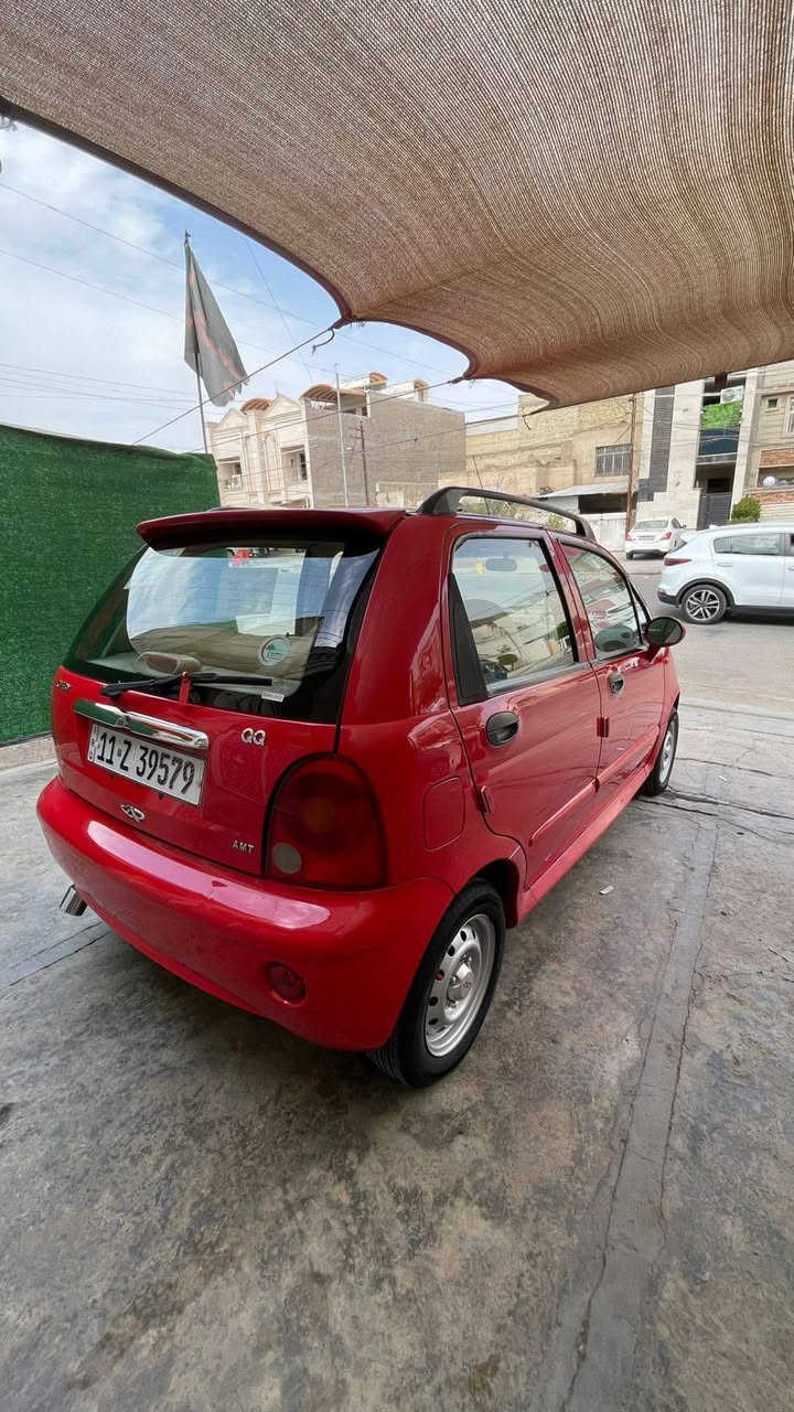 السلام عليكم لبيع كيو كيو موديل١٢غرفته شريكه  سيارة جديده ماشيه (٤٥) معنه الكلمه مكفوله كفاله عامه صدر امامي خلفي جديد تخم تاير جديد تبريد ثلج هزه جديد  باسمي محرك كير ما ملعوب بيه شريكه مكان السيارة بغداد البنوك سعر السياره ٤٢ ورقه وبيه مجال بصيط رقم الهاتف *********** غيو متواجد على الفيس فقط واتساب اواتصال على الرقم
