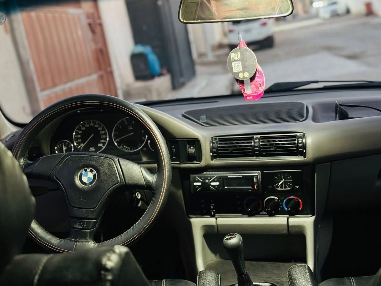 بي ام موديل93 سياره جديد ضرر خفیف كلها بلادي محرك 25كيرعادي بلادي تبريد دواخل جلد لوك رقم اربيل  شرط تحويل  بيها دفتر بنزين مكان ساره كركوك بيع فقط اتصل0771 38 95 135 السعر72 بي مجال قليل
