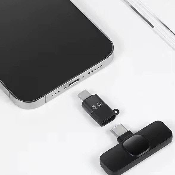 السعر 15 مع توصيل 

للتواصل واتس: ***********

مايكروفون لاسلكي K8 للهواتف – Plug & Play لتسجيل الصوت والفيديو

مايكروفون لاسلكي صغير وسهل الاستخدام مصمم لتسجيل الصوت مع الهاتف مباشرة عبر المستقبل، مناسب للبث المباشر وتصوير الفيديو والمقابلات بدون الحاجة إلى تطبيقات إضافية.

• تشغيل مباشر Plug & Play
يعمل مباشرة بعد توصيل المستقبل بالهاتف دون الحاجة إلى تنزيل أي تطبيق.

• نظام مايكروفون لاسلكي مع مستقبل
يتكون من قطعتين: مايكروفون مرسل يتم تثبيته بالملابس، ومستقبل يتم توصيله بالهاتف.

• مدى استقبال حتى 20 متر
يدعم استقبال الصوت لاسلكياً حتى مسافة تصل إلى 20 متر.

• مؤشرات ضوئية للحالة
مزود بمؤشرات ضوئية توضح حالات التشغيل والاقتران والشحن ومستوى البطارية.

• مناسب للبث والتصوير
مناسب لـ:
البث المباشر (Live show)، المقابلات (Interview)، وتصوير فيديوهات Vlog.

• توافق واسع مع الهواتف
توفر نسخ تعمل مع iPhone و Type-C.

 • الموديل: K8 Wireless Microphone
 • النوع: مايكروفون لاسلكي مع مستقبل للهاتف
 • المدى اللاسلكي: حتى 20 متر
 • طريقة الاستخدام: Plug & Play
 • مكونات النظام: مرسل (Microphone transmitter) + مستقبل (Receiver)
 • مؤشر بطارية منخفضة: عند أقل من 20%

محتويات العلبة:
 • مايكروفون مرسل (Microphone transmitter)
 • مستقبل للهاتف (Receiver)
 • كابل شحن
 • دليل المستخدم (User Manual)
