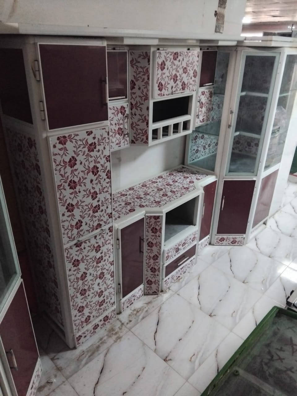 السلام عليكم 
كاونتر فره 3متر سنك متر محلق متر ونص مستخدم نظيف مكان بعقوبه شارع تحرير بهزر مجاور قاعات بيانو مقابيل مستشفى الحياة استفسار ***********
