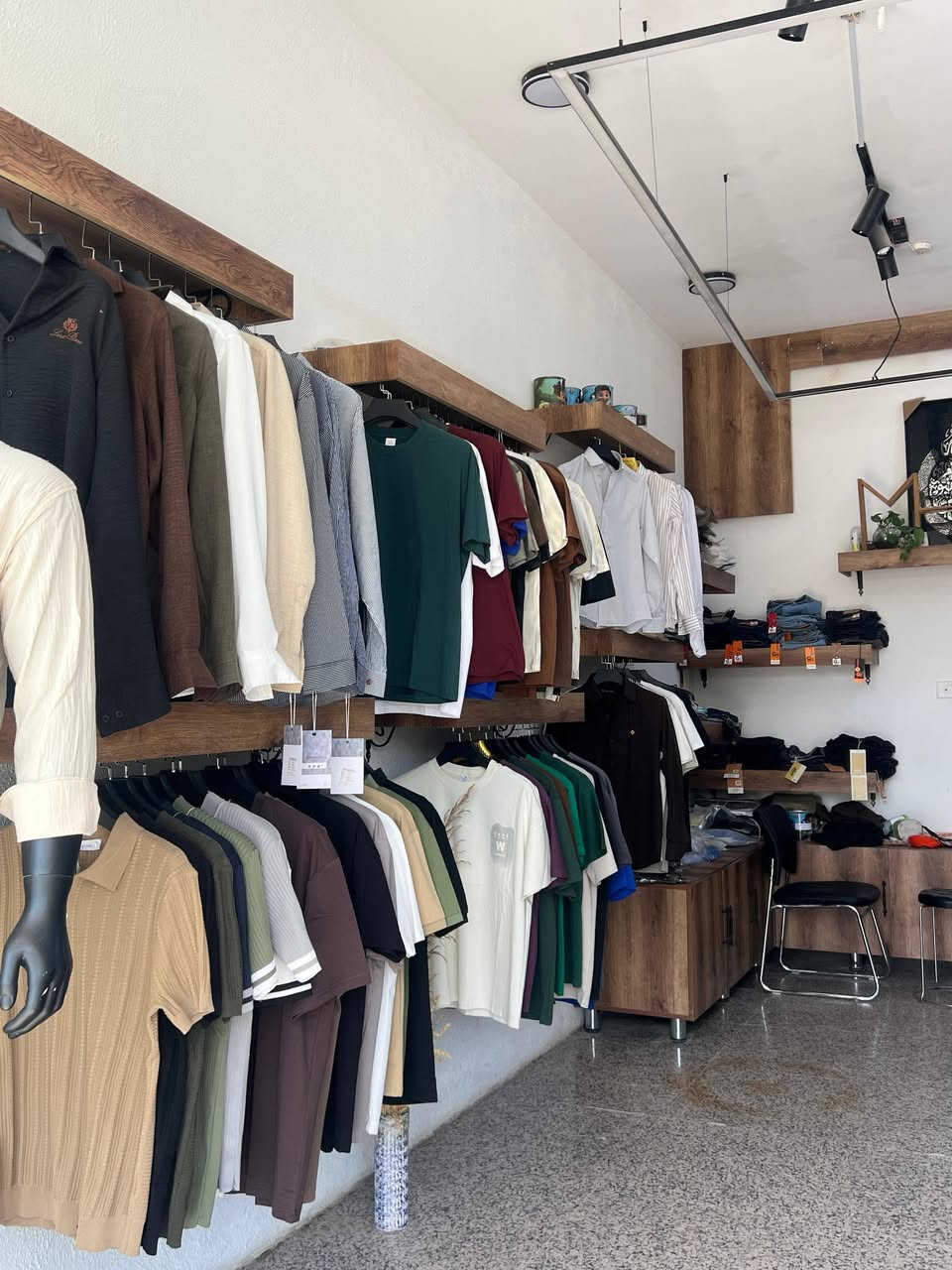 الجديد وصل إلى MH7
👕 تيشرتات خفيفة
🩳 شورتات مريحة
👖 بناطيل صيفية

🌬 خامات باردة + تصاميم شبابية
✨ أناقة بدون تعب

خلك جاهز لكل طلعة 🔥

MH7 — ستايلك بالصيف غير

* 📍 الموقع: [البكرلي-شارع النفق مجاور مستشفى الضامن]
* 📩 للحجز: [***********/ واتساب]
* 🚚 توصيل متوفر لكل المحافظات
 @الجميع @إشارة
