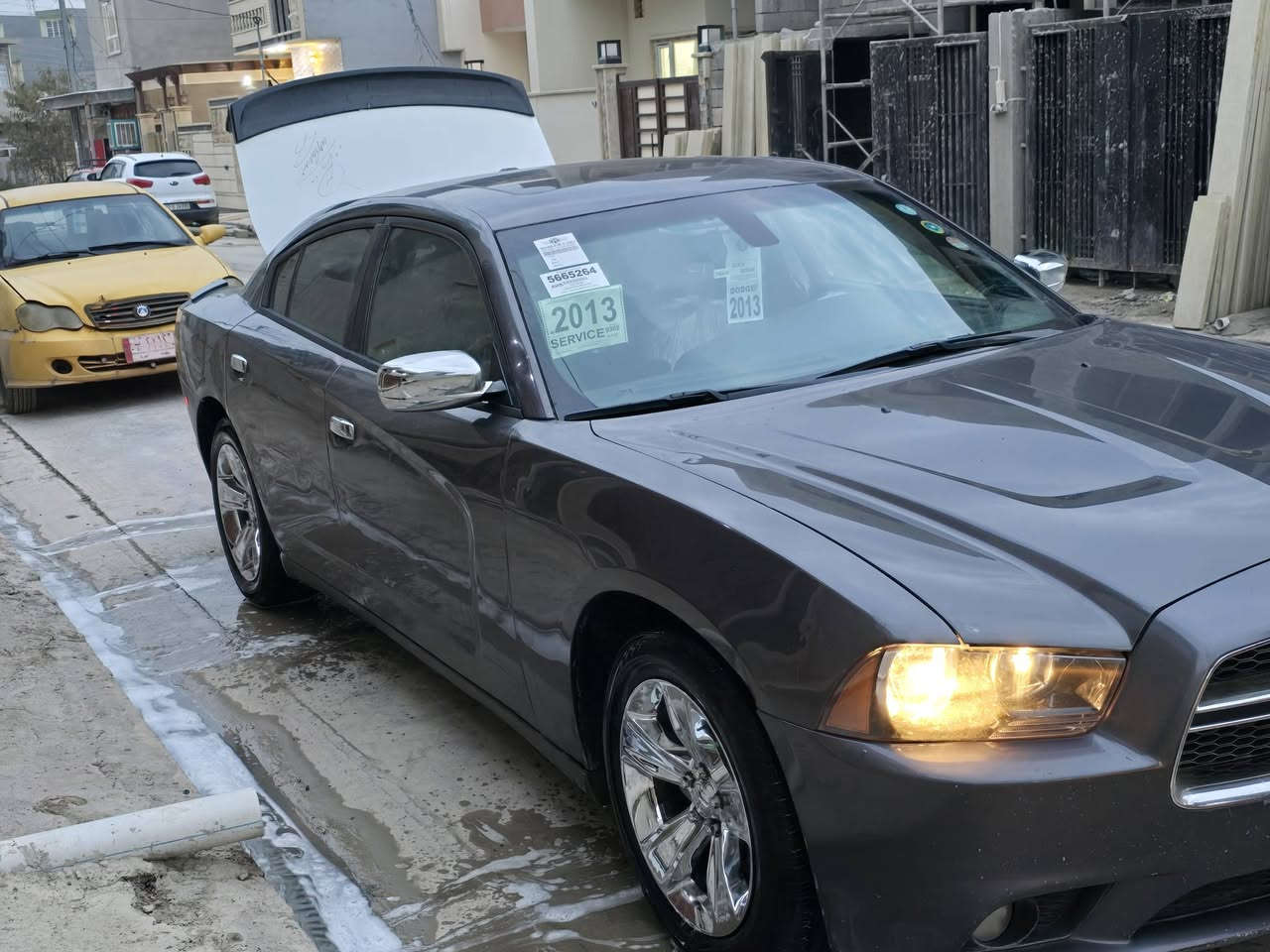 جارجر للبيع 2013
كير طياره 
شاشه كبيره 
فتحه بالسقف 
عداد 260km
ماشيه 185mi
 داخل احمر 
كير مكينه شرط
بيها الجاملغ عكس السايق مصبوغ 
وبيها بالداير الي بالجاملغ خلف الصدر طخه وما امعدله بعد 
السياره بسمي هزه جديده وتحويل بنفس اليوم 
مكان السياره بالموصل 
***********
***********
السعر 170 وبيها مجال حك الجيه
