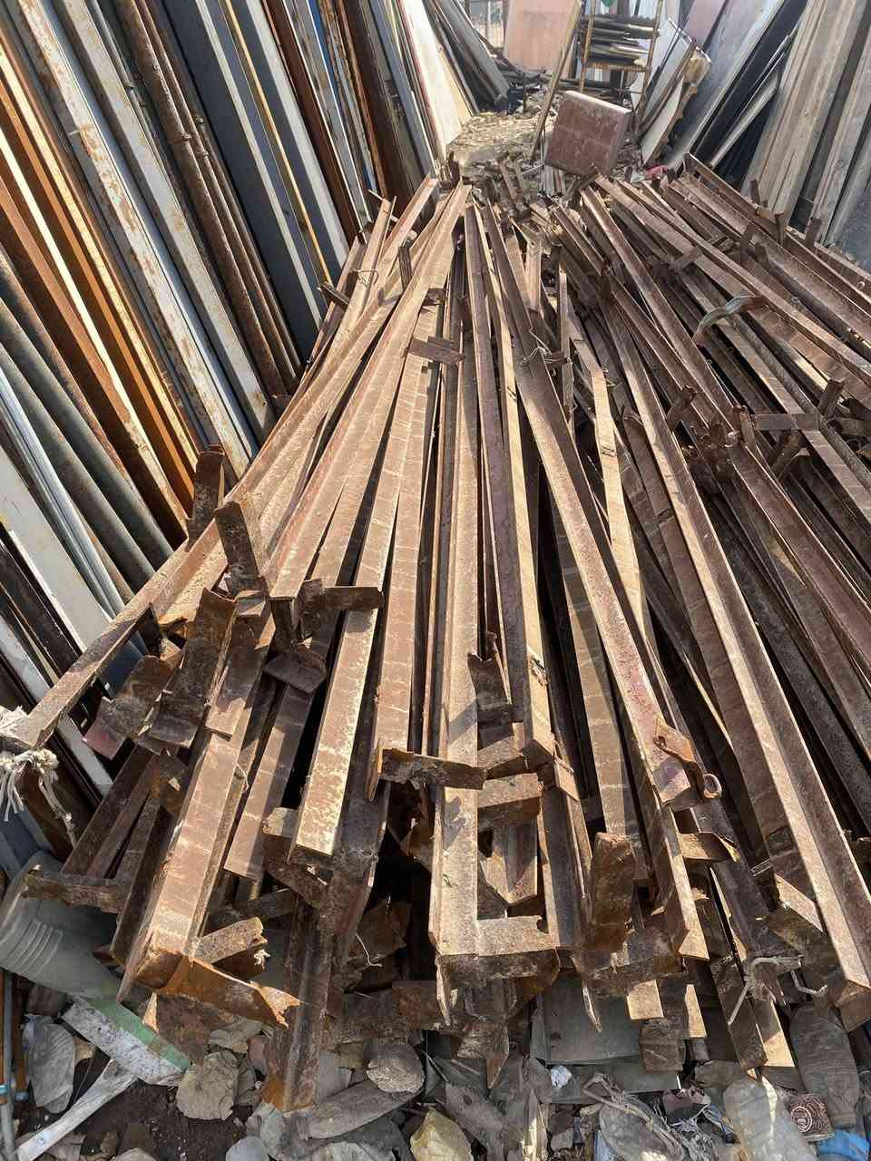 سلام عليكم زوايا للبيع الطول 6م و 4م (6ملم)  ام الانجين العدد 1200م المكان بغداد للاستفسار  ***********
