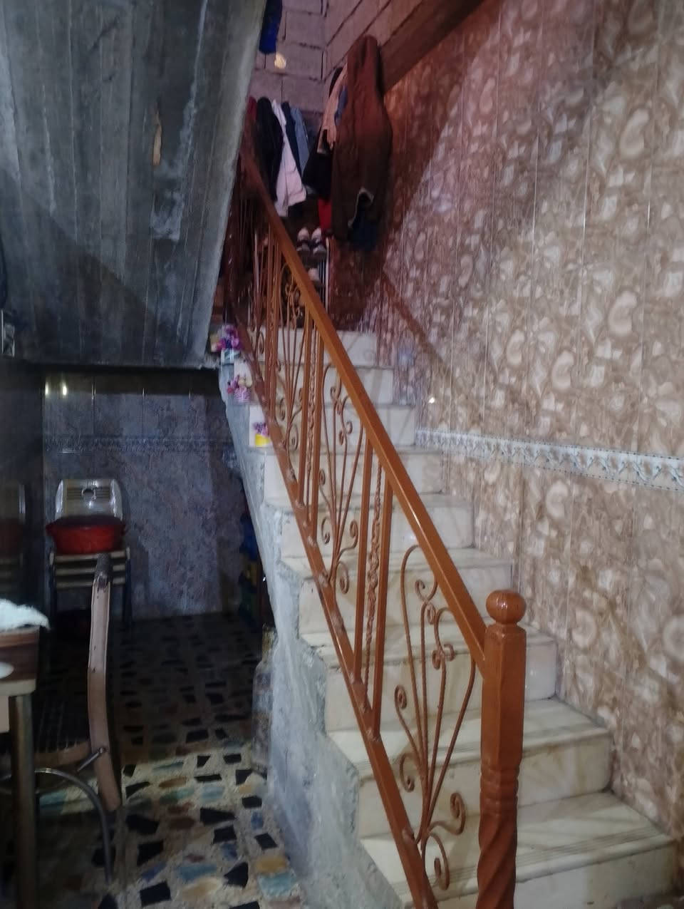 السلام عليكم بيع للبيع 200 متره المعامل السياحي منطقه الشاعوره مقابل الاسواق الكفيلطشارع صاله بيت عمي الشارع العام طابو زراعي للسنه 25 الشعر الخاص رقم الهاتف***********
