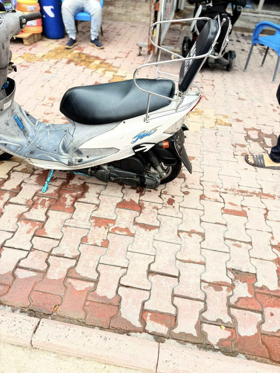 سلام عليكم دراجه البيع كاملة هية ول غراض مكان شعلة حي جوادين *********** مكفولة من كلشي 1400 وبيهه مجال
