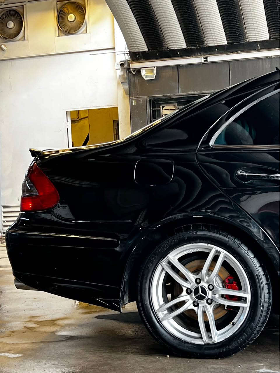 السلام عليكم
مارسدس W211
E350  2008

‏Mercedes-Benz E350 2008

-------------------------------------
#السعر 135 وبيه مجال بسيط
‏
#رقم الهاتف : ***********

#مكان السيارة : بغداد  
-------------------------------------
سلام عليكم 
للبيع 
مرسيدس ام عيون W211 موديل 2008 E350  آڤنگارد رقم بغداد شبه مميز باسمي  
مواصفات
_ بصمة⁩
_تبريد ثلاث قطع ❄️⁩
_كروز سرعة🔒 
كشنات جلد ⚔️⁩
_تحكم ستيرن ⁦⚔️⁩
_ شاشة جبيرة +بلوتوث  ⁦🖥️⁩
_ تلفون 📞
_تجاوي خلفية كهرباء ⁦⚔️⁩
_حساسات امامية+خلفية ⁦⚔️⁩
_ انارة ليلية داخلية⁦⚔️⁩
انارة ترحيب💡 خارجية  ⁦⚔️⁩
_شاشة اعطال💬
_كشنات كهرباء ذاكرة  ⁦⚔️⁩
_لايت زنون بلادي 💡
-بردة كهربائية 
_ جام اخضر 
_سستم صوت harmen kardon ⁦⚔️⁩ 
_ويل 17 بلادي .
_ تدفئة كشنات          
_صدر امامي خلفي جديد ⁦🛠️⁩
_حساس مطر💦
_سلايت
-كامرة خلفية + امامية + كاربلاي

بيع او مراوس بغداد, العراق
