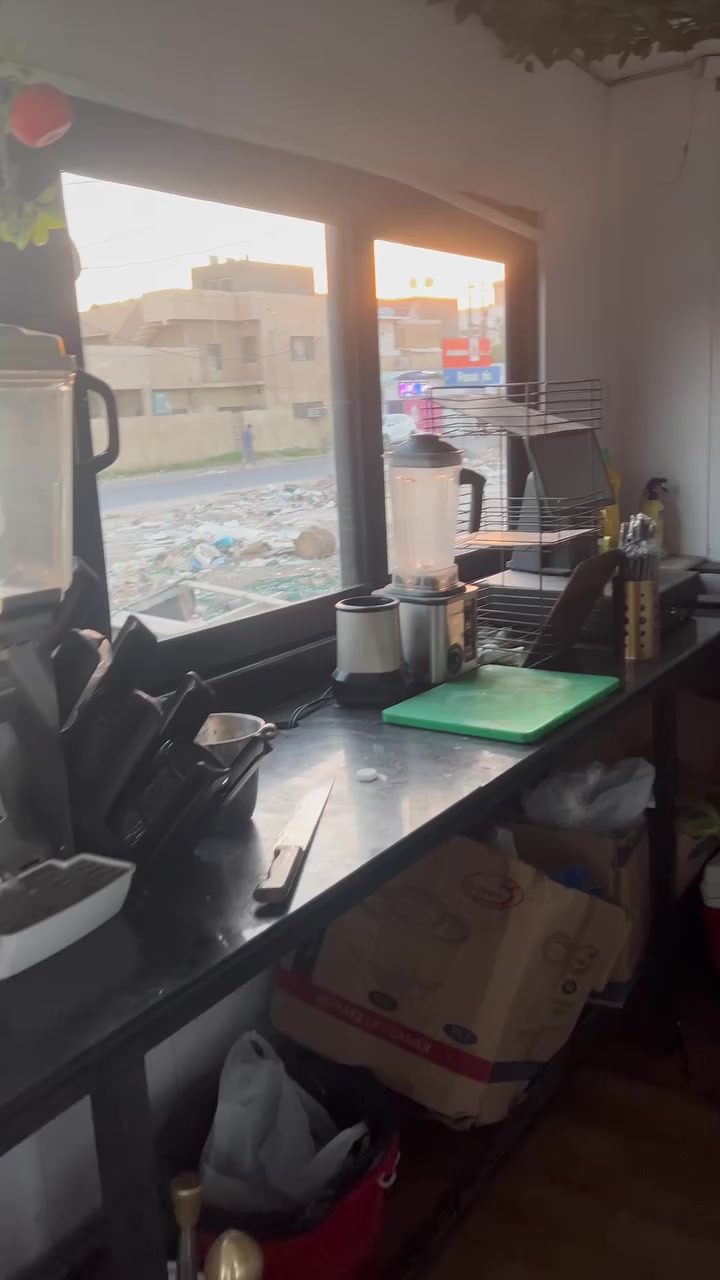 سلام عليكم تراك مال عصير وكومبير جاهز كل نقص ما بي وسياره شغاله تتنقل بيها وين متريد يحتوي على مولد ومجمدات 2 وبراد عارضه وخلاطات وتانكي ماء وسبلت 2طن وكاشير وبراد عصير حوضين سياره جاهزه بس تسوك وتفتح 
السعر خاص 
او اتصل وبيك خير وتدلل مكانها بغداد 
***********
