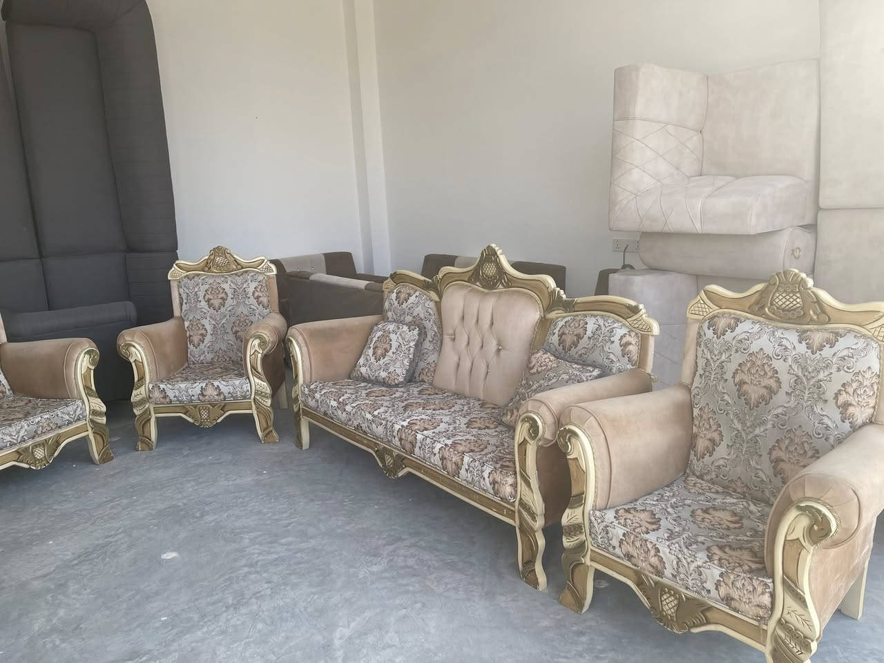 مەلەکی
ئەم تاقمە مەلیکیە بۆ فرۆشتن زۆر پاکو بێ عەیبە 
تابڵێی شتێکی  جوان و نایابە 
ژم***********
