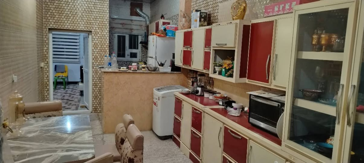 دار للايجار/ المنطقة : سامراء - حي السكك / المساحة 300 متر مربع/ طابقين / ط1 : مطبخ ( حار + بارد ) + استقبال + هول+ غرفة عدد 2 + مرافق غربيه وحمام + مرافق خارجية .
ط2 : يحتوي 2 غرفة ( أحدهما تكون مخزن لصاحب العقار ) / البيت مؤثث يحتوي تخم عدد 2 وسبالت عدد 4 و كاونتر المنيوم ؛ وجميع الأجهزة الكهربائية الأخرى ( ثلاجة + مجمدة + براد + طباخ + غسالة اوتوماتيك ) مع غرفة نوم كاملة .
سعر الايجار الشهري 650،000 دينار 
للاستفسار ***********
