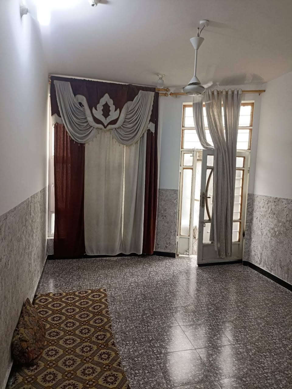 🏠 دار للبيع _
📄 طابو زراعي (سند 25) – تحويل مباشر
📐 المساحة: 100 م²
🔹 المواصفات:
استقبال + هول
مطبخ
غرفة نوم واحدة
مجمّع صحيات
بيتونة سندويج
ممر خارجي + منوّر
البيت بالكامل سيراميك
جاهز للسكن فوراً
⚡ الخدمات:
ماء
كهرباء
مولد
شارع مبلّط قريب
مجاري بالشارع
📍 العنوان:
طهمازية – شارع مدرسة الهدف – حي معتوك
💰 السعر: 39  قابل للتفاوض
📞 للاستفسار:
***********
