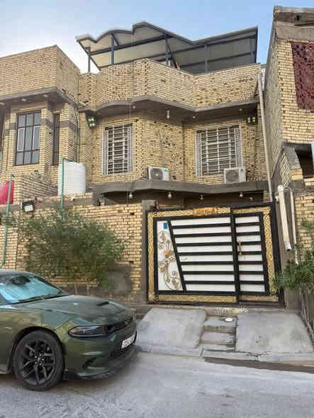 السلام عليكم دار سكن للبيع حي القضاة 

المساحه 150 م بناء حديث طابوق بالكامل 

الطابق الارضي / غرفتين وصاله ومطبخ واستقبال وصحيات وگراج

الطابق الاول / 3 غرف وصاله ومجموعة صحيات سطح شتايگر وسقيفه سندويج  

البيت كامل بدون نواقص وجاهز للسكن 

السعر 325 وقابل للتفاوض 

للأستفسار ***********
