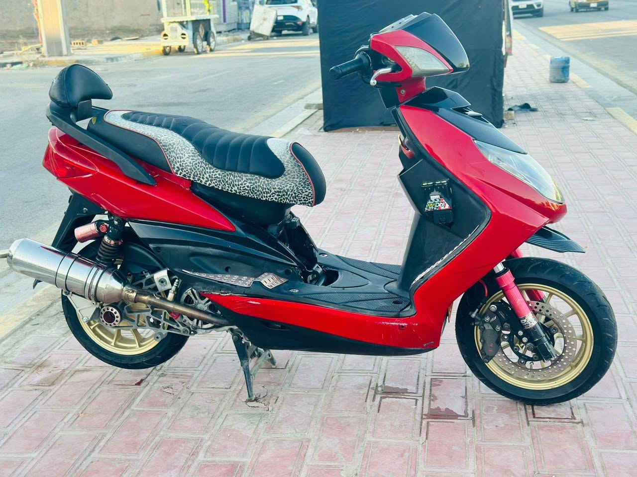 السعر مليون و300
*********** 
سكنس ياباني مزوده من الطول لطول شرط تزويد كله من الخارج شرط الاصلي صارت عليه الدراجه 20ورقه شرط شلعه تشك الكاع   بس التزويد صار عليه  مكاني كربلاء مجمع الدره

