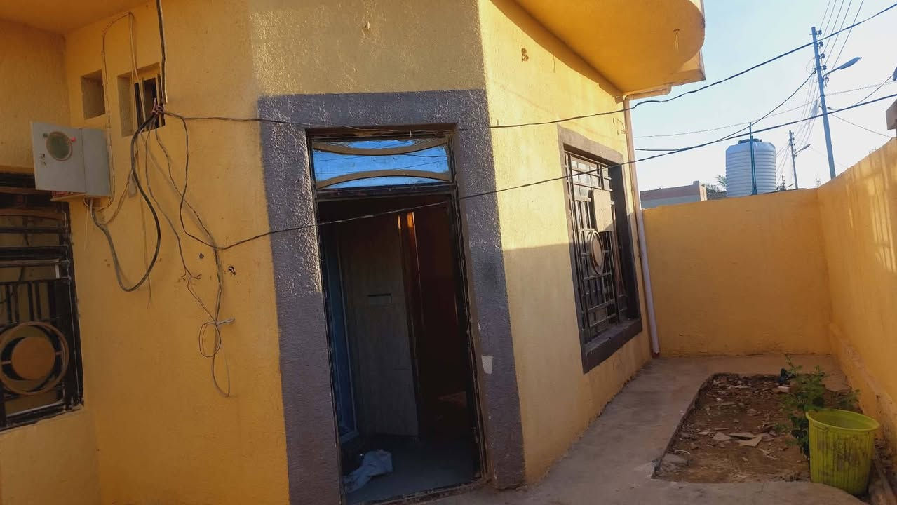 الدار اللببيع مستعجل.  بيت 200 متر طابو صرف  بناء حديث درجه أولى منطقه حلوه مرتبه بناء طابوك جمهوري صب مركزي بناء طابق واحد  غرفتين. واستقبال. وصاله. مطبخ. وصحيات داخليه وخارجيه. وبي ساحه.  كربلاء. حي النضال. ***********  اني صاحب البيت  سعره 130  ومطلوب عقار اقل م̷ـــِْن 15    نقد 115سعر
