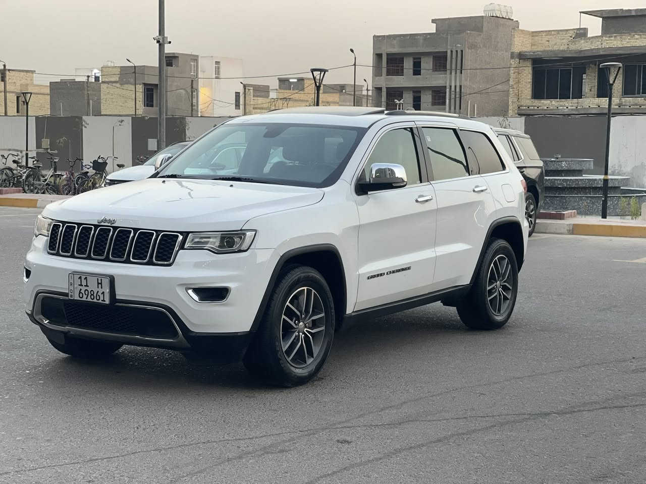 السلام عليكم للبيع جيب
لمتد فول مواصفات للاخير

موديل 2017 مكينه حجم 3600

حادث امريكا جدا بسيط

طخه بالبنيد وجاملغ مبدل نفس لون

بدون ايرباك يعني حادث خفيف

وبالعراق بيهه طخات بسيطه ومصبوغات

ع كدهن فقط صور الحادث والسونار ويه الصور

السعر 188$ورقه وبيهه مجال بسيط

مكان السياره بغداد ظباط حي الجهاد

للاتصال ***********
