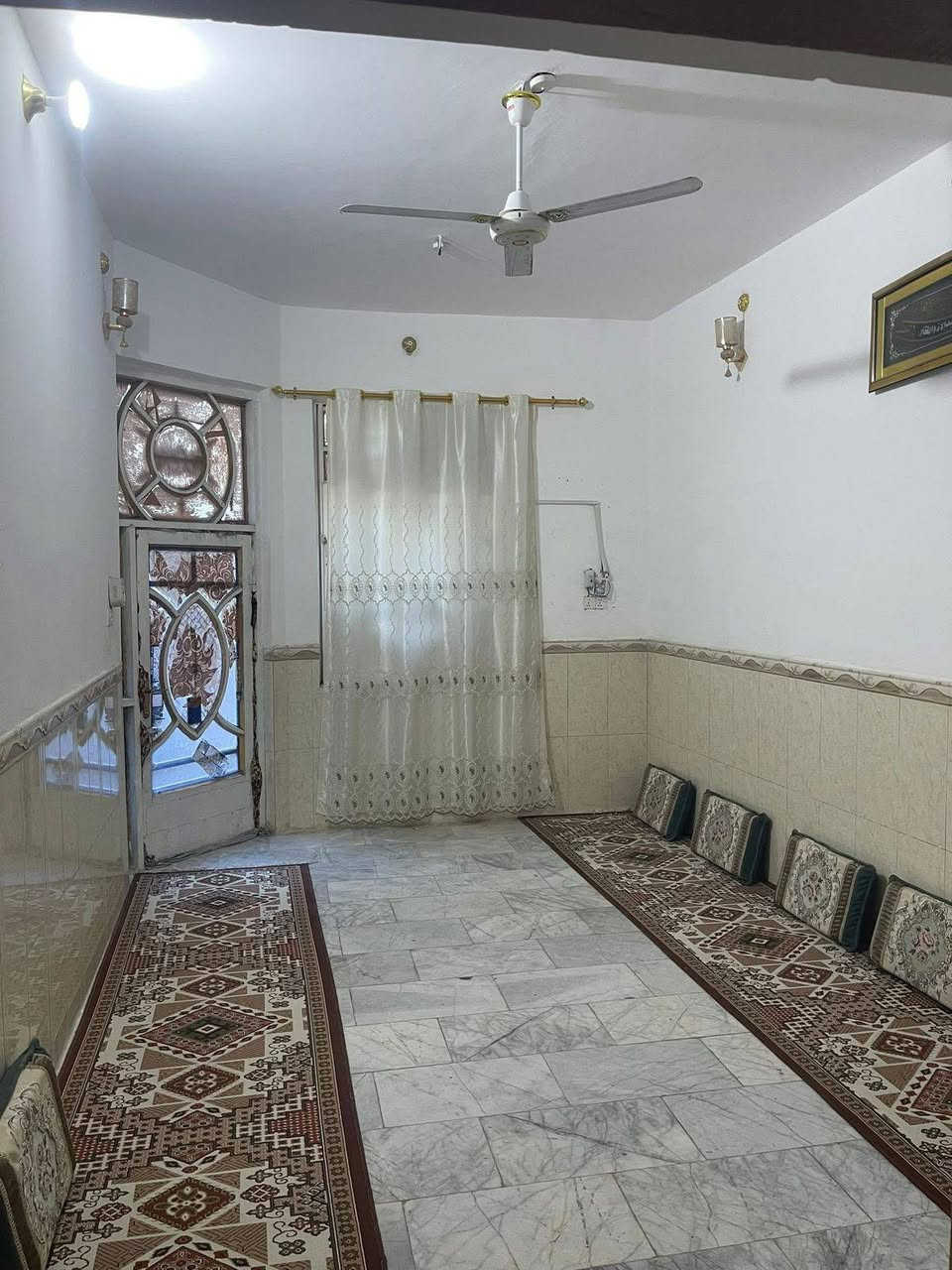 بيت للبيع طابو صرف مساحه 114م واجه 8م البيت طابق ونص بناء كله طابوك بس الستارة فرمستون كونكريت السطح شتايكر الارضيه مرمر تاريخ البناء 2014 يتكون من غرفتين وصالتين ومطبخ واستقبال وطارمه ومنور وصحيات العنوان حي اور
السعر 175 
***********
