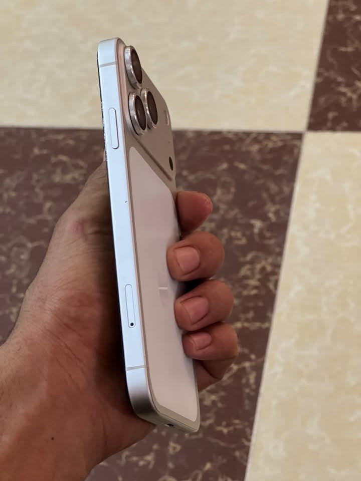 ايفون XR بطارية ١٠٠
ذاكرة٦٤ 
محور ايفون ١٧ برو ماكس التحوير الاصلي 
جهاز شرط مابي اي خللل السعر ٢١٠ وبي مجال قليل  واتساب ***********
