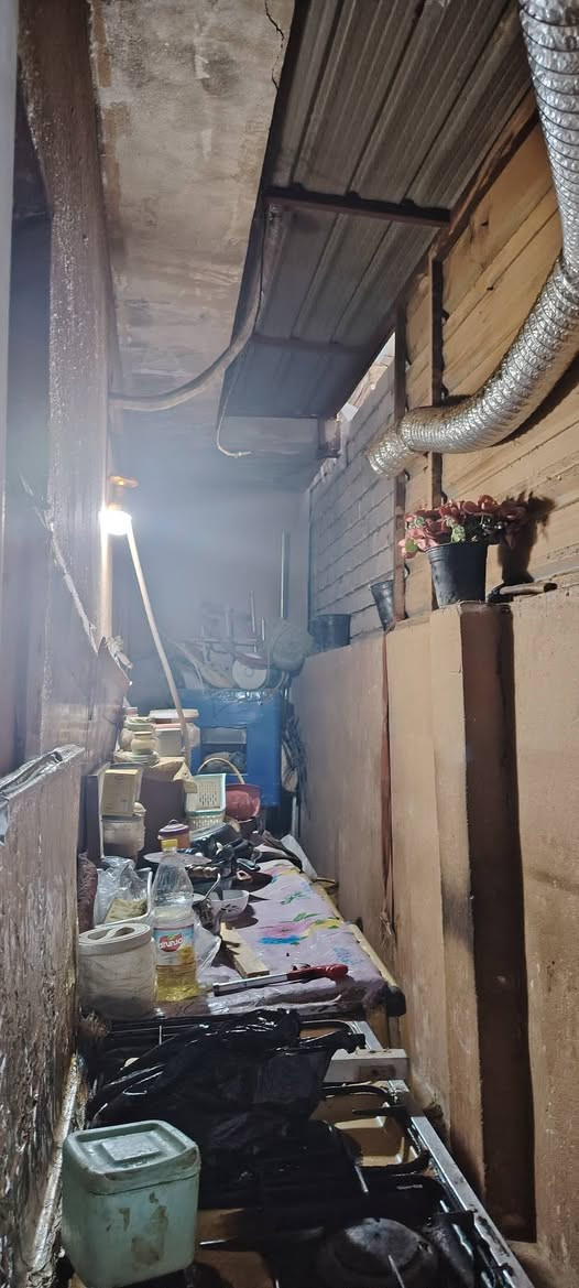 بيت للبيع 200 متر طابقين مسلح 5غرف وخريطه كامله صالتين حمامات
مطبخ حار وبارد 
خلف الادله جنائيه سعره 155 مع مجال 
*********** مستعجل على بعيته
