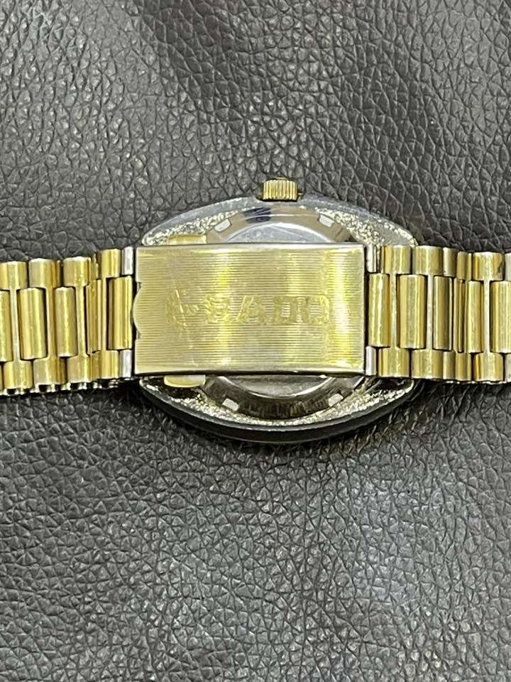 السلام عليكم ساعه رادو دياستار أوريجينال (Rado DiaStar Original)، وهي ساعة سويسرية كلاسيكية اشتهرت بأنها أول ساعة مقاومة للخدش في العالم عند إطلاقها لأول مرة. هيكل "بيضاوي" مميز باللون الذهبي مصنوع من المعدن الصلب (Hardmetal) أو السيراميك المقاوم للخدش. ميناء باللون الذهبي مرصع بـ 11 فصاً من الزركون أو الألماس الصناعي كعلامات للساعات. تعرض الساعة نافذة لليوم والتاريخ عند تعمل بماكينة أوتوماتيكية سويسرية الصنع، وتتميز بشعار المرساة الدوار الخاص بماركة رادو. موقع الساعة السادسة، وتظهر في الصورة باللغة العربية (الأحد)
المتانة: تأتي مع كريستال سافاير مقاوم للخدش وسوار من الفولاذ المقاوم للصدأ المطلي باللون الذهبي. سعر ب100وبيها مجال


**إذا كنت صاحب هذا الإعلان وتريد حذفه لأي سبب، رجاءا أرسل رسالة إلى الدعم الفني**