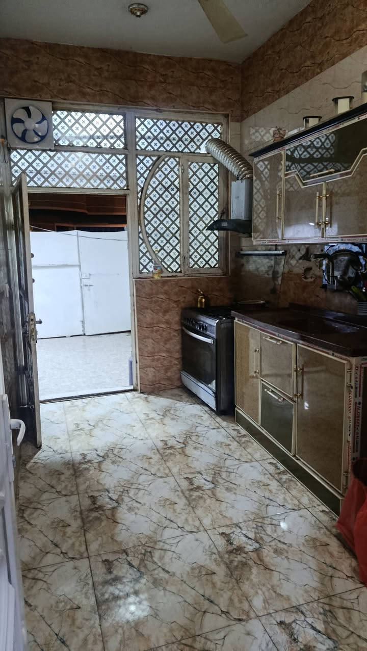 دار للبيع طابقين غرفه وصاله واستقبال ومطبخ وصحيات وغرفتين فوق وصحيات مساحه 115متر مكان حي صدام كيعان علي اسحاق السعر 85 وبي مجال والاتصال على هذا الرقم ***********
