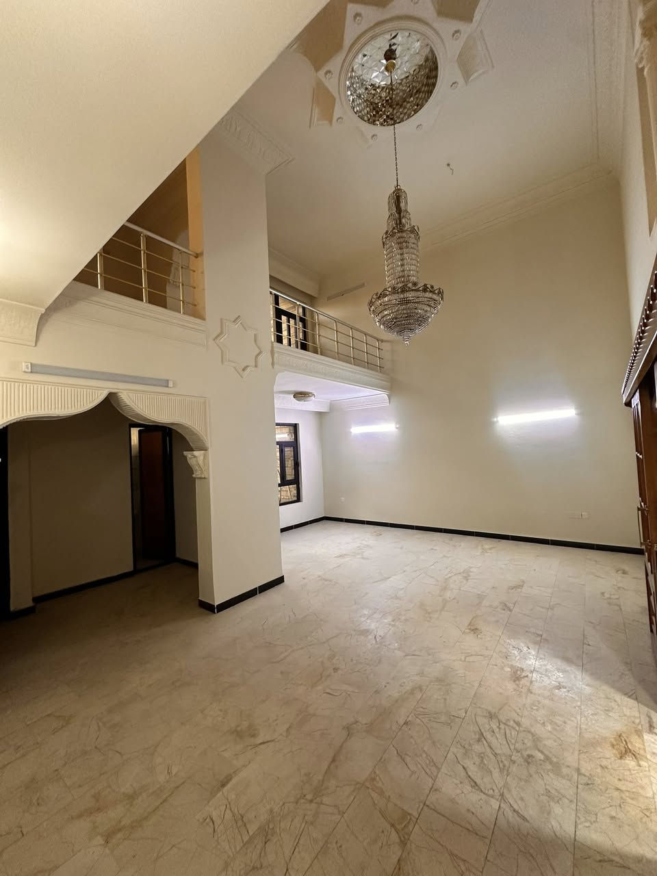 #للايجار____في____السيدية
⭐ درجة أولى

المحتويات:

 • 4 غرف نوم 2 ارضي +2 طابق اول 

 • صالة

 • هول داخلي

 • مطبخ

 • خدمات عدد 3

🚗 كراج + حديقة

✨ العقار جديد وجاهز للسكن

💰 بدل الإيجار:

2 مليون قفل

الدفع كل شهرين

👨‍👩‍👧 مطلوب عائلة – 

📞 للاستفسار:

***********

***********

واتساب 

📍
